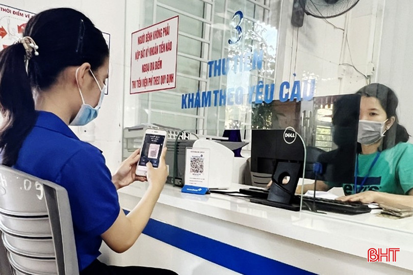 Người dân dần thích ứng với việc thanh toán không dùng tiền mặt khi đến các cơ sở y tế. bqbht_br_thanh-toan-ko-dung-tien-mata.jpg
