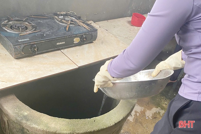 Cán bộ y tế tiến hành hỗ trợ người dân làm sạch nguồn nước sinh hoạt ngay khi nước lũ rút. bqbht_br_vung-ang-3a.jpg