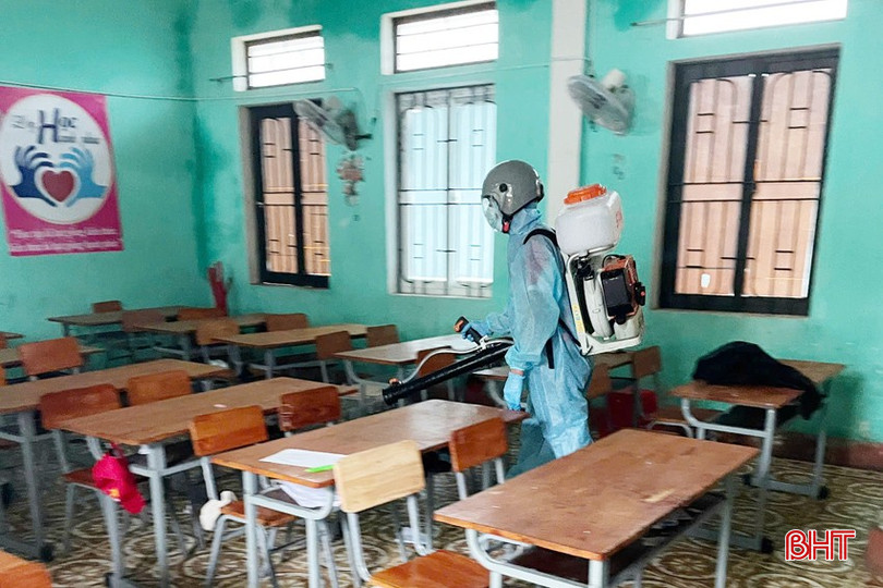 Phun hóa chất tiêu độc, khử trùng tại các lớp học bị ngập. bqbht_br_vung-ang-1a.jpg