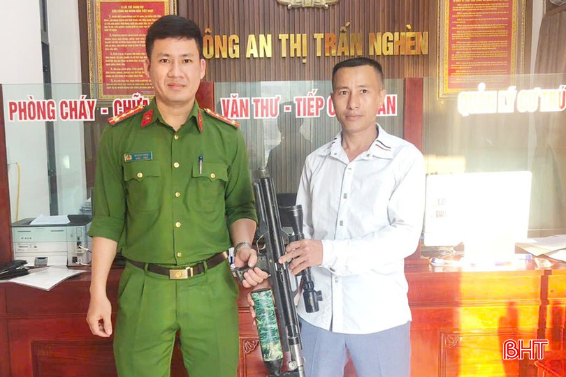 Người dân thị trấn Nghèn (Can Lộc) tự giác giao nộp vũ khí. zaloA.jpg