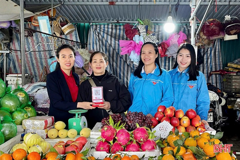 Đội hình thanh niên “Bình dân học vụ số” đến các hộ kinh doanh hướng dẫn, tuyên truyền các kỹ năng số. bqbht_br_binh-dan-hoc-vu-8a.jpg