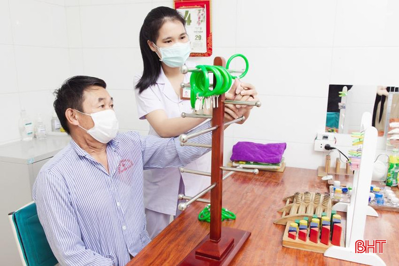 Hướng dẫn cho bệnh nhân các bài tập để lấy lại cảm giác khi bị tổn thương vận động . PHCN 15A.jpg
