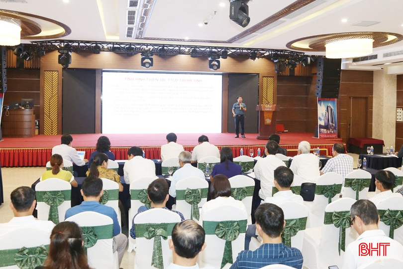 Thạc sỹ Nguyễn Chí Thanh - Giám đốc Trung tâm Kiểm soát bệnh tật Hà Tĩnh trình bày tổng quan về công tác phòng, chống dịch bệnh, tai nạn thương tích cho người dân trong thiên tai và các hiện tượng thời tiết cực đoan tại Hà Tĩnh. 3A.jpg