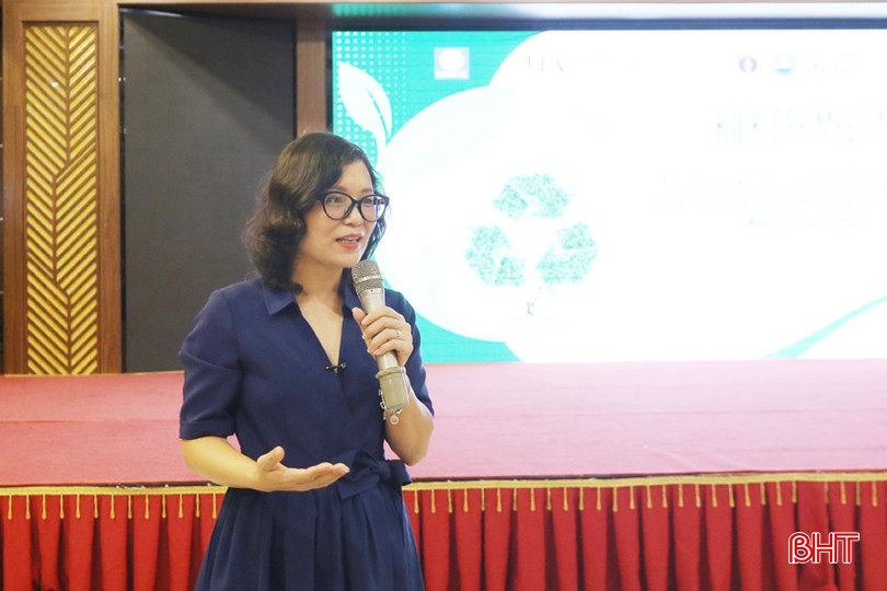 PGS.TS. Trần Thị Tuyết Hạnh - Trường Đại học Y tế công cộng trình bày kết quả nghiên cứu về biến đổi khí hậu, thiên tai, các hiện tượng thời tiết cực đoan ảnh hưởng đến sức khoẻ cộng đồng. 5A.jpg