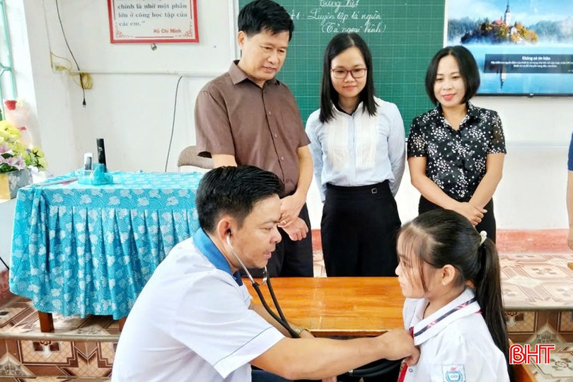 Trước khi cho học sinh uống thuốc tẩy giun, nhân viên y tế tiến hành khám sàng lọc kỹ lưỡng. bqbht_br_z6008811547995-104c17736b02ff02537322deb1b89140a.jpg