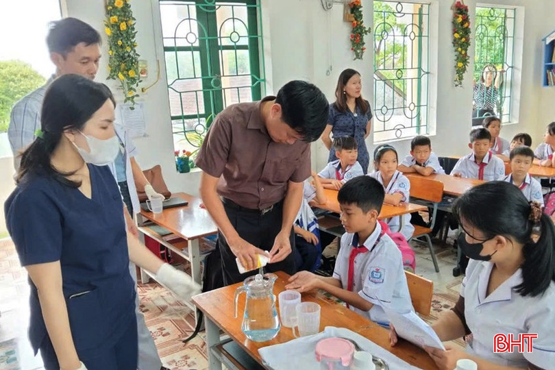 Từ đầu năm đến nay, đã có gần 136.000 học sinh tiểu học và hơn 90.000 học sinh mầm non trên toàn tỉnh được uống thuốc tẩy giun. bqbht_br_z6008802742785-bf9d2ad066d5b1324c1bcf70281d8c86a.jpg