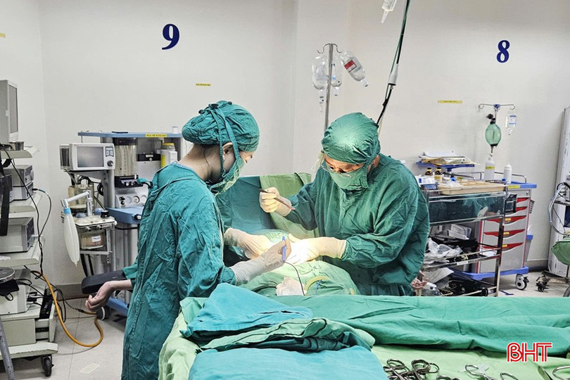BVĐK tỉnh làm chủ được nhiều kỹ thuật mới thông qua việc đào tạo đội ngũ bác sỹ chuyên sâu. bqbht_br_z6977796162943-68c601a05cc00ba88328defe984479d9a.jpg