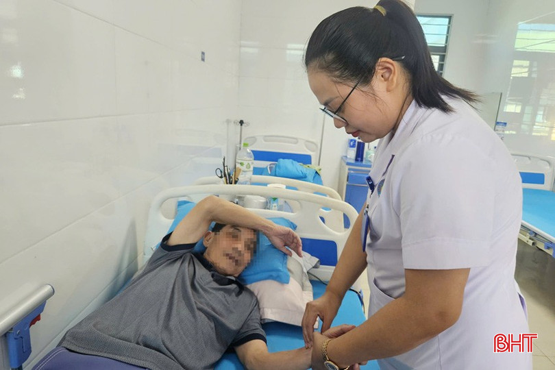 Bác sỹ CKII Phan Thị Hiền - Bệnh viện Y học cổ truyền Hà Tĩnh thăm khám cho một bệnh nhân phục hồi chức năng sau tai biến. bqbht_br_z6977782830294-baf7b00abc17c87bb058368982bedd16a.jpg