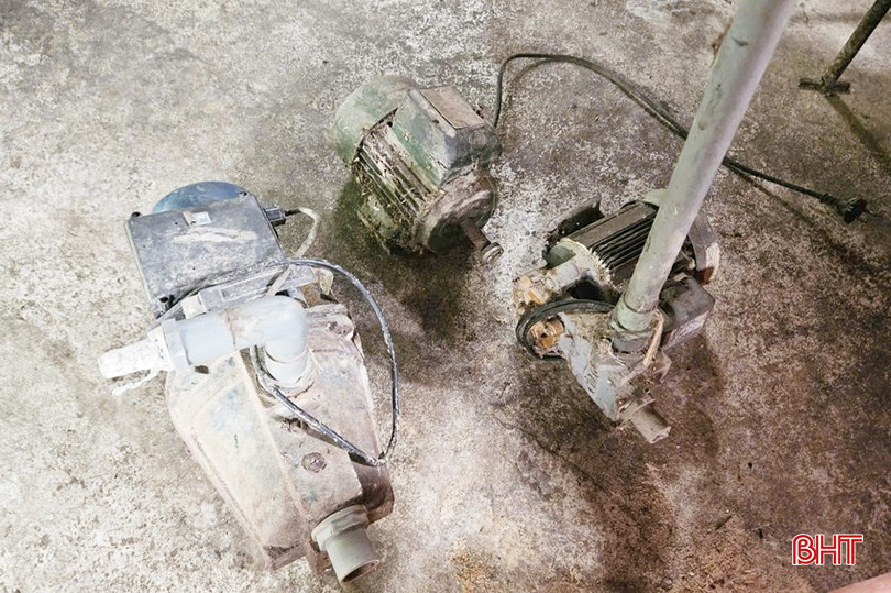 Nhiều hộ dân bị hỏng các máy bơm nước do nước giếng khoan nhiễm mặn. dong loc 1A.jpg