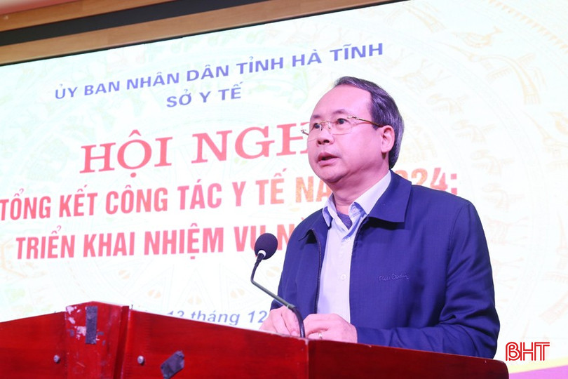 Phó Giám đốc BHXH tỉnh Nguyễn Xuân Quỳnh trao đổi một số nội dung về thanh quyết toán BHYT. bqbht_br_3a.jpg