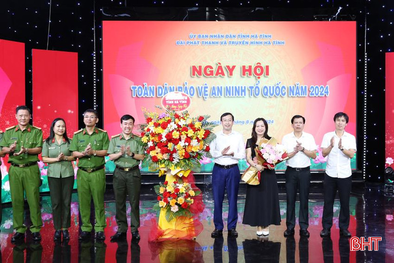 Đại diện lãnh đạo Công an tỉnh tặng hoa chúc mừng Đài PT&TH Hà Tĩnh. 2A.jpg
