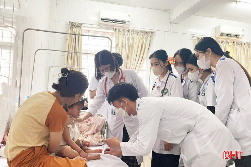 Các lưu học sinh Lào chuyên ngành điều dưỡng thực hành tại các cơ sở y tế trên địa bàn tỉnh Hà Tĩnh. bqbht_br_lao-2a.jpg