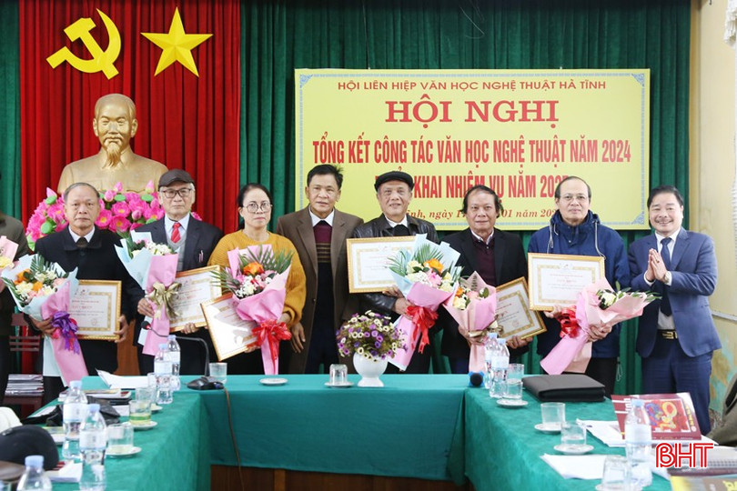 Phó Trưởng ban Tuyên giáo Tỉnh ủy Nguyễn Xuân Hải và lãnh đạo hội trao giấy khen của Hội Liên hiệp VHNT Hà Tĩnh cho 7 tập thể... bqbht_br_6a.jpg