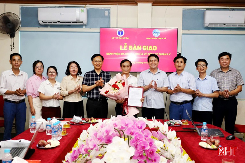 Lãnh đạo Sở Y tế tiếp nhận quản lý BVĐK Lộc Hà. bqbht_br_ban-giao-4a.jpg
