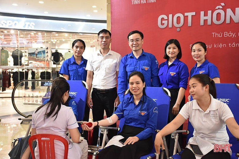Tỉnh đoàn, Hội LHTN Việt Nam tỉnh phối hợp với BVĐK tỉnh triển khai ngày hội hiến máu tình nguyện. hien-mau-2-9137-1.jpg