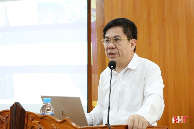 Thầy giáo Hoàng Bá Hùng - Hiệu trưởng Trường THPT Chuyên Hà Tĩnh báo cáo kết quả bồi dưỡng học sinh giỏi quốc gia, quốc tế và kiến nghị một số giải pháp nâng cao chất lượng bồi dưỡng. bqbht_br_3a.jpg