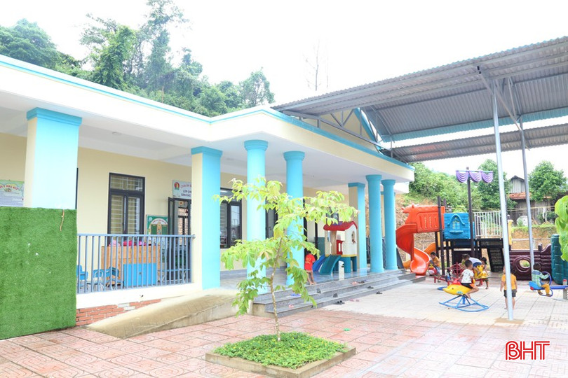 Điểm trường mầm non được xây dựng khang trang để cho các em học sinh dân tộc chứt học tập. 1A.jpg
