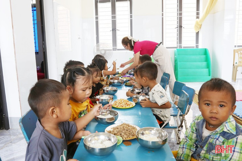 Các trường học nỗ lực kêu gọi kinh phí để đảm bảo học sinh người dân tộc Chứt được ăn bán trú. 2A.jpg
