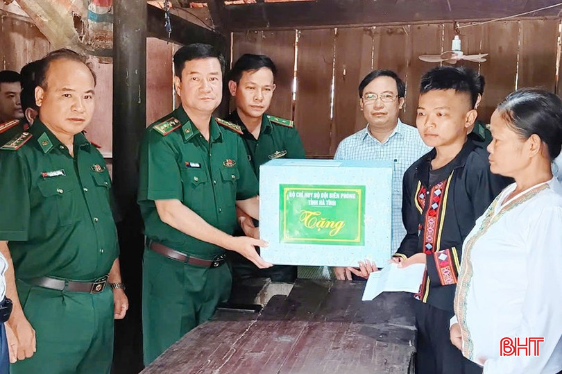 Lãnh đạo Bộ Chỉ huy Bộ đội Biên phòng Hà Tĩnh tặng quà cho em Hồ Viết Đức. dan toc chut 2A.jpg