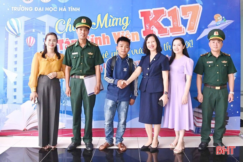 Tổ công tác Biên phòng bản Rào Tre đưa em Hồ Viết Đức xuống làm các thủ tục nhập học tại Trường Đại học Hà Tĩnh. dan toc chut 1A.jpg
