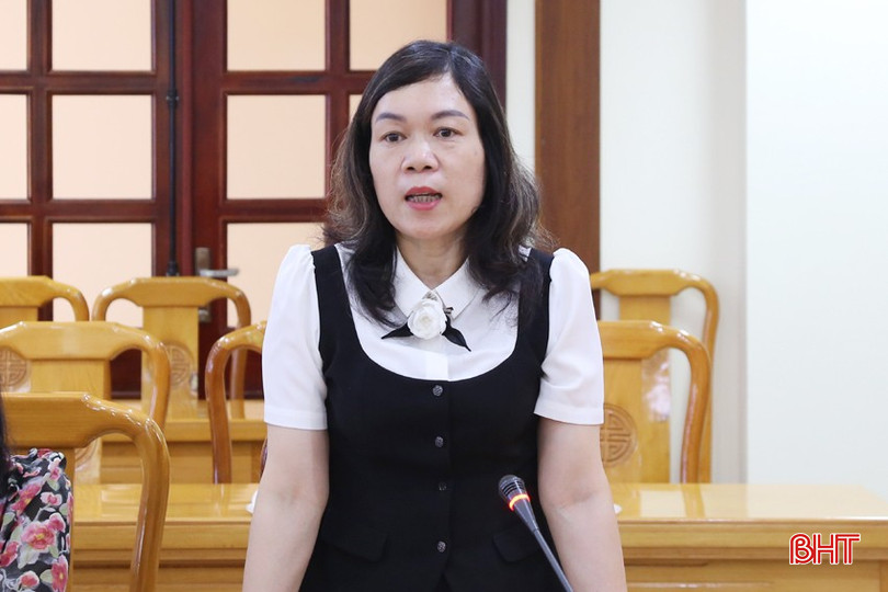 Đại diện Sở VH-TT&DL Nghệ An góp ý một số nội dung liên quan đến chương trình nghệ thuật “Đôi bờ ví giặm”. bqbht_br_2a.jpg