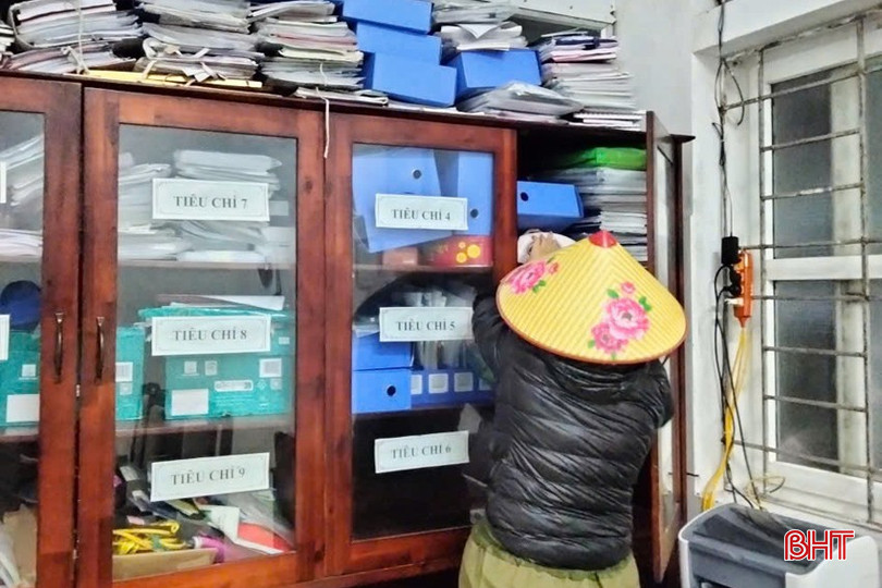 Cán bộ Trạm Y tế Cẩm Thành thu dọn, di dời tài liệu, hồ sơ tránh bị ngập lũ. bqbht_br_tram-cam-thanha.jpg