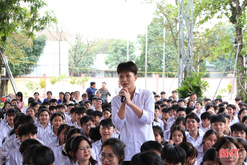 Học sinh trả lời các hiểu biết về chuyển đổi số. bqbht_br_4a.jpg