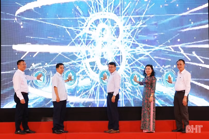 Ngày 5/3, Phó Chủ tịch UBND tỉnh Dương Tất Thắng và các đại biểu nhấn nút phát động phong trào “Bình dân học vụ số” của ngành GD&amp;ĐT.