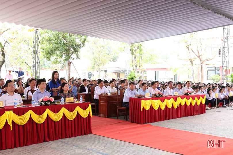 Phó Chủ tịch UBND tỉnh Dương Tất Thắng và các đại biểu tham dự lễ phát động. bqbht_br_1a-5337.jpg
