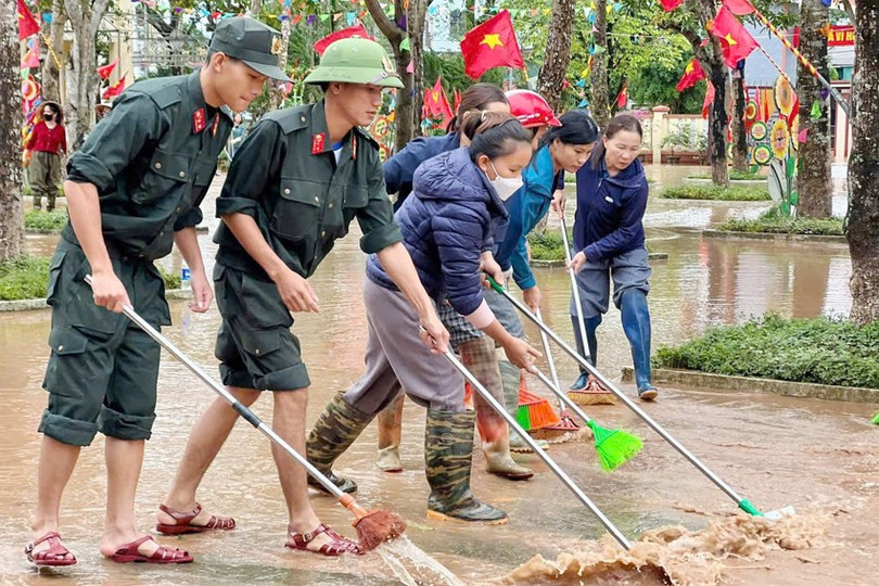 កងកម្លាំងរៀបចំអនាម័យបរិស្ថាននៅតាមសាលារៀន និងការិយាល័យនានា នៅពេលទឹកជំនន់ស្រកចុះ។ tieu-doc-3a.jpg