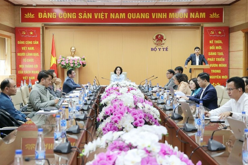 وزارت بهداشت پس از ثبت شیوع بیماری در لائوس، جلسهای آنلاین با مقامات محلی برگزار کرد تا اقداماتی را برای پیشگیری و کنترل فلج مغزی اجرا کند. (عکس: پورتال اطلاعات وزارت بهداشت) tt-huong-hn-bai-liet-1.png