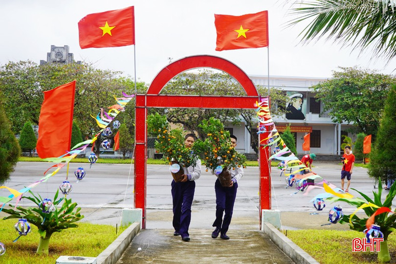 Những món quà được mang ra từ đất liền để quân và dân trên đảo đón tết. bqbht_br_3a.jpg