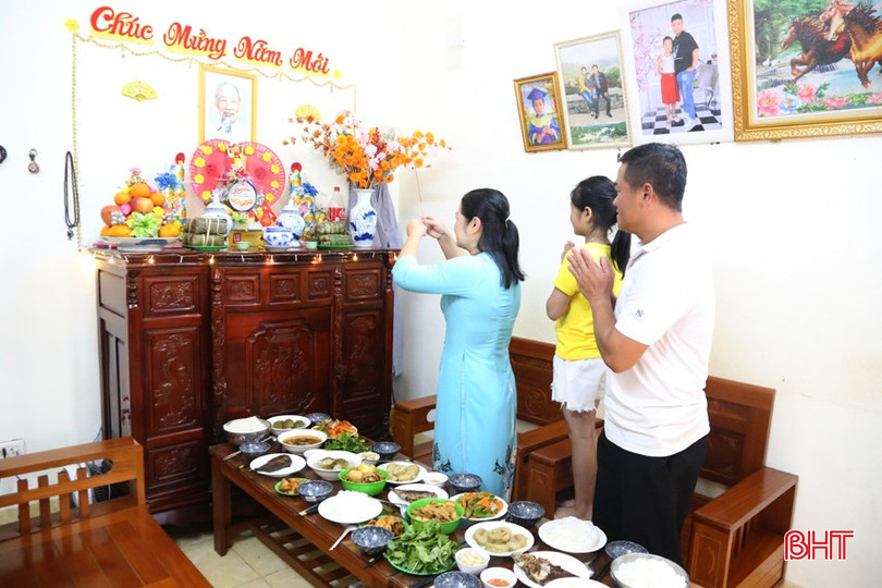 Người dân biện lễ cúng tổ tiên vào ngày tết. bqbht_br_img-5714a.jpg