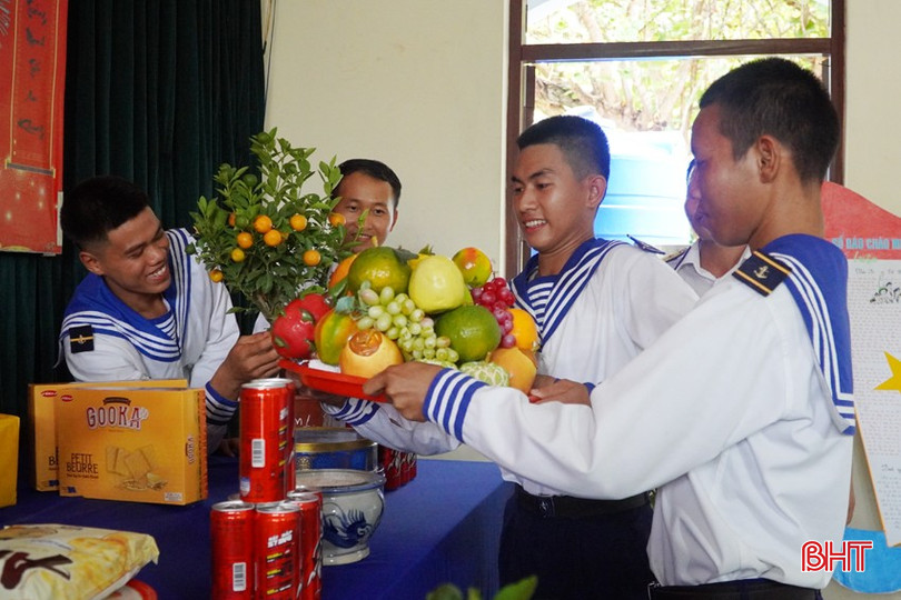 Soạn mâm cỗ dâng lên bàn thờ Bác Hồ. bqbht_br_6a.jpg