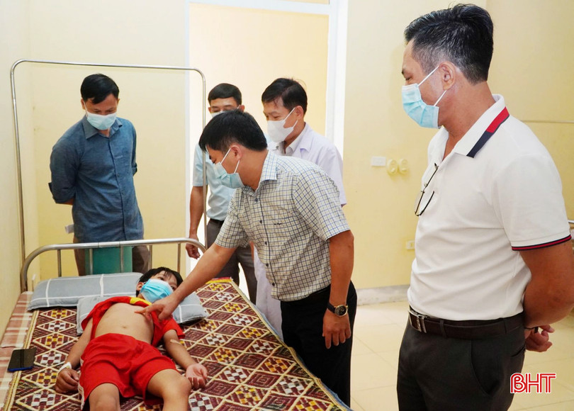 Lãnh đạo Trung tâm Kiểm soát bệnh tật tỉnh giám sát điều trị sởi tại huyện Lộc Hà. bqbht_br_cdc-4a.jpg
