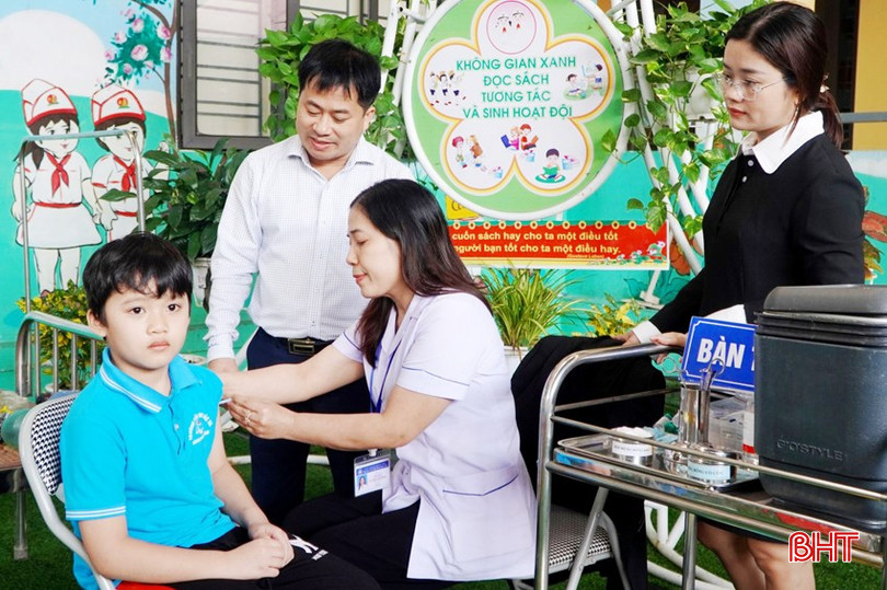 Thạc sỹ Nguyễn Chí Thanh giám sát công tác tiêm chủng trong các trường học. bqbht_br_anh-tet-cdc-2aa.jpg