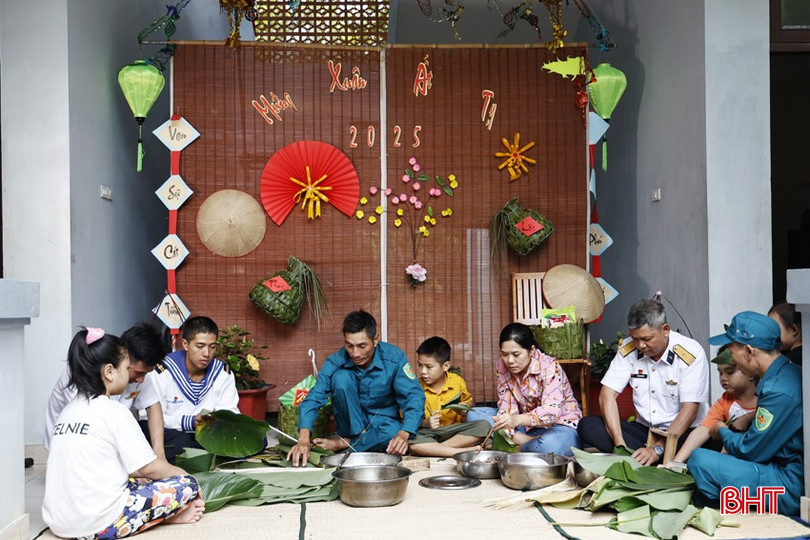 Quân và dân quây quần gói bánh chưng. bqbht_br_1a.jpg
