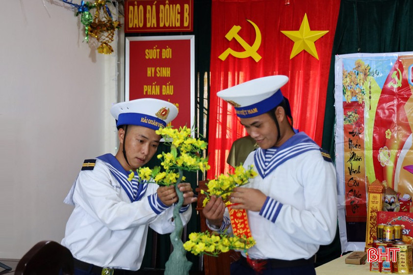 Cán bộ chiến sỹ tỉ mỉ trang trí cho ngày tết. bqbht_br_img-9632a.jpg
