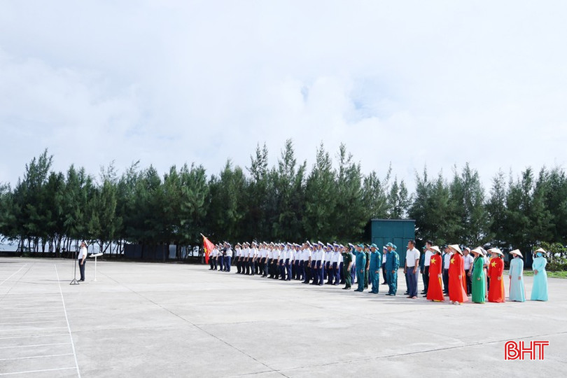 Thiêng liêng lễ chào cờ trên đảo Đá Tây. bqbht_br_img-8049a.jpg