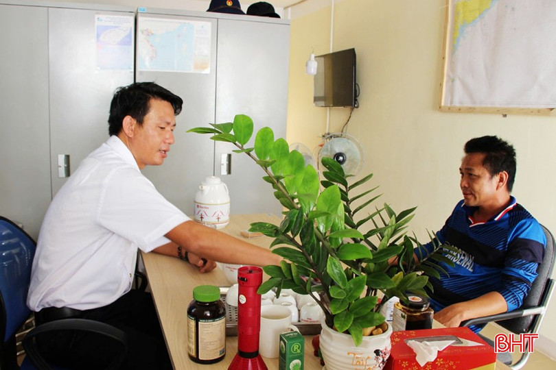 Lãnh đạo trung tâm hướng dẫn ngư dân làm các thủ tục để cung ứng kịp thời nước ngọt và nhiên liệu. bqbht_br_5a.jpg