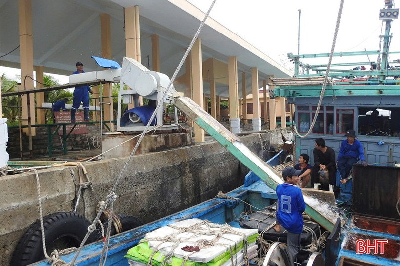 Việc tiếp nhiên liệu và đá lạnh được triển khai nhanh chóng, kịp thời. bqbht_br_3a.jpg
