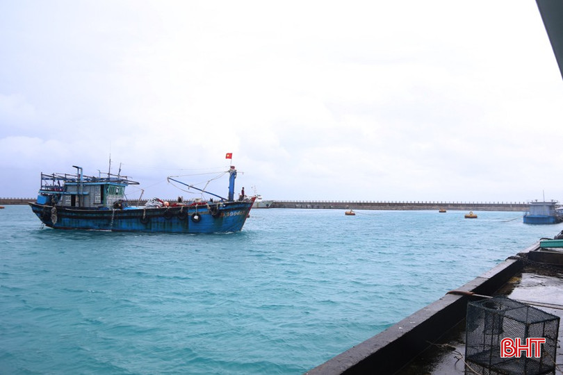 Tàu vào tiếp nước ngọt và nhiên liệu. bqbht_br_img-5747a.jpg