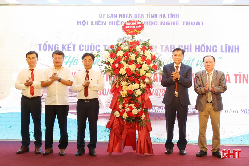 Phó Bí thư Thường trực Tỉnh ủy Trần Thế Dũng và đại biểu tặng hoa chúc mừng Hội Liên hiệp VHNT tỉnh. bqbht_br_2a.jpg
