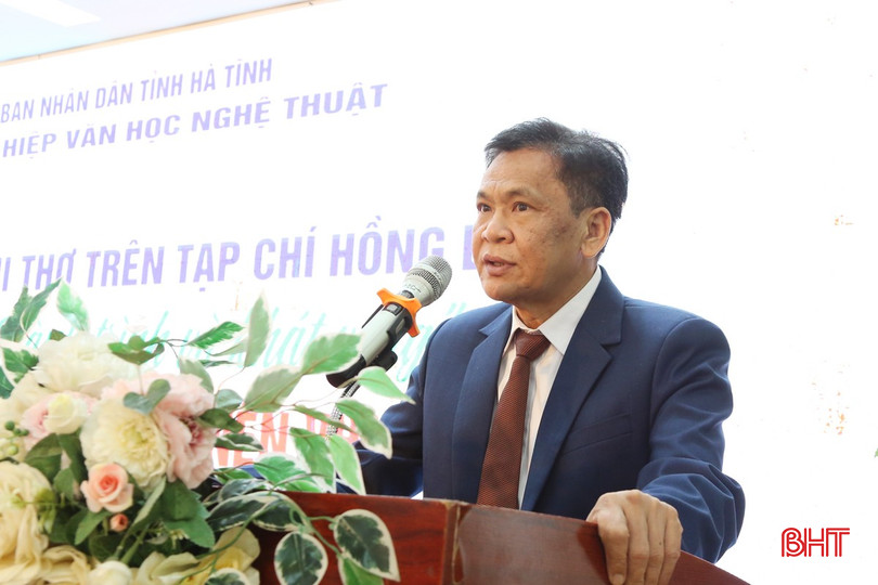 Chủ tịch Hội Liên hiệp VHNT tỉnh Trần Nam Phong báo cáo đánh giá thành tựu 50 năm của nền văn học nghệ thuật tỉnh. bqbht_br_7a.jpg