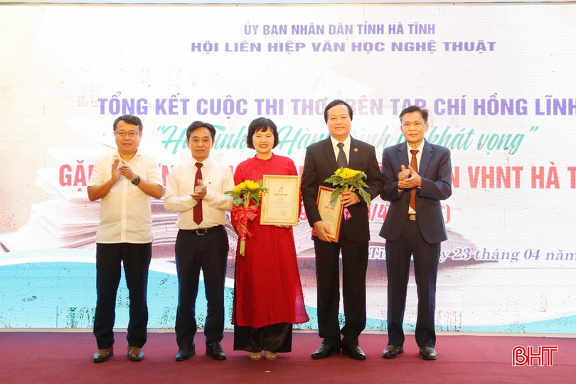 Các đồng chí lãnh đạo tỉnh trao giải B cho các tác giả đạt giải. bqbht_br_6a.jpg