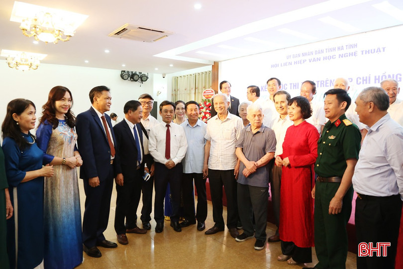 Lãnh đạo tỉnh trao đổi bên lề buổi lễ với các văn nghệ sỹ. bqbht_br_8a.jpg