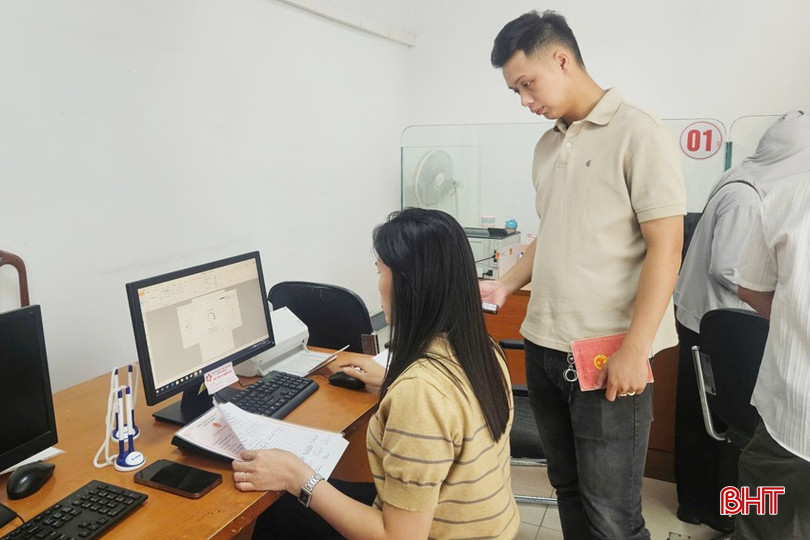 Người dân được cán bộ hỗ trợ scan các tài liệu để giải quyết TTHC trực tuyến. bqbht_br_thanh-sen-3a.jpg