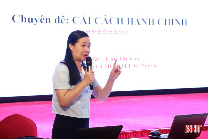 Cán bộ Sở Nội vụ trao đổi một số nội dung về các nội dung về công tác cải cách hành chính ở cấp xã trong vận hành chính quyền địa phương 2 cấp. bqbht_br_3a.jpg