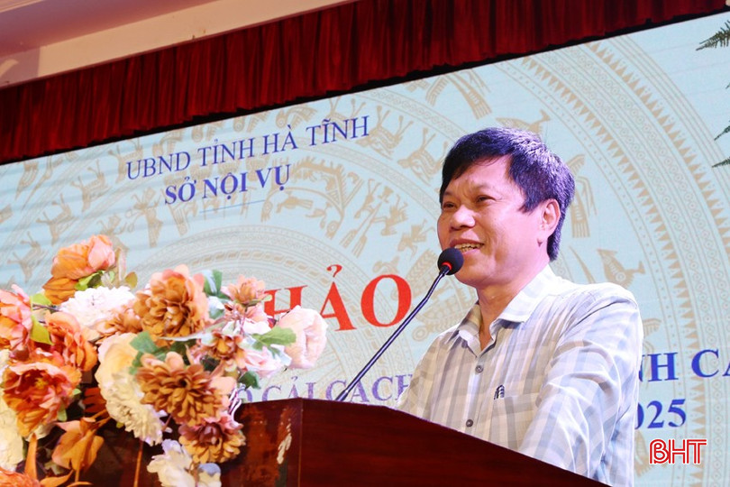 Phó Giám đốc Sở Nội vụ Cù Huy Cẩm nhấn mạnh tầm quan trọng của việc góp ý vào Bộ tiêu chí xác định Chỉ số CCHC cấp xã và tập huấn các kỹ năng về văn thư - lưu trữ trong vận hành chính quyền địa phương 2 cấp. bqbht_br_2a.jpg