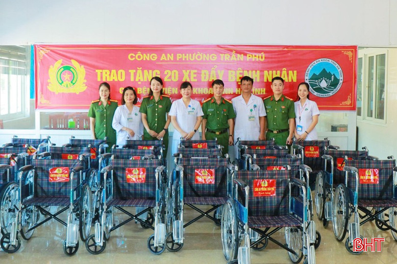 Phòng Công tác xã hội, BVĐK tỉnh tiếp nhận các xe lăn do Công an phường Trần Phú trao tặng bqbht_br_nhan-dao-4a.jpg